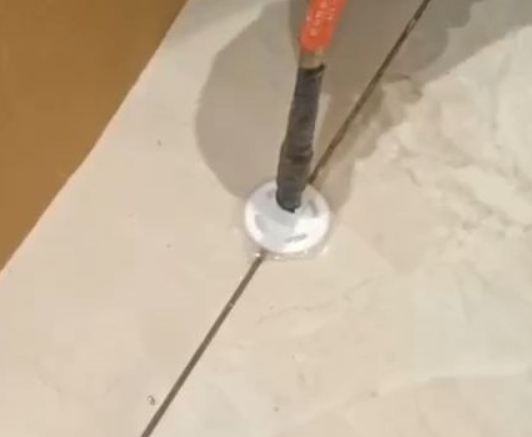 绵竹瓷砖空鼓维修公司专业解答瓷砖在铺贴过程中，如果没有涂抹均匀到位的粘结材料（如水泥砂浆或瓷砖胶），可能会导致以下问题