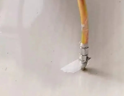 绵竹瓷砖空鼓维修公司专业解答在瓷砖铺贴过程中，如果使用的砂料过粗（如全部使用了粗砂），可能会导致以下问题