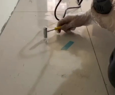 绵竹瓷砖开裂维修公司专业分享瓷砖在铺贴前如果没有沥干水分，将会导致以下问题